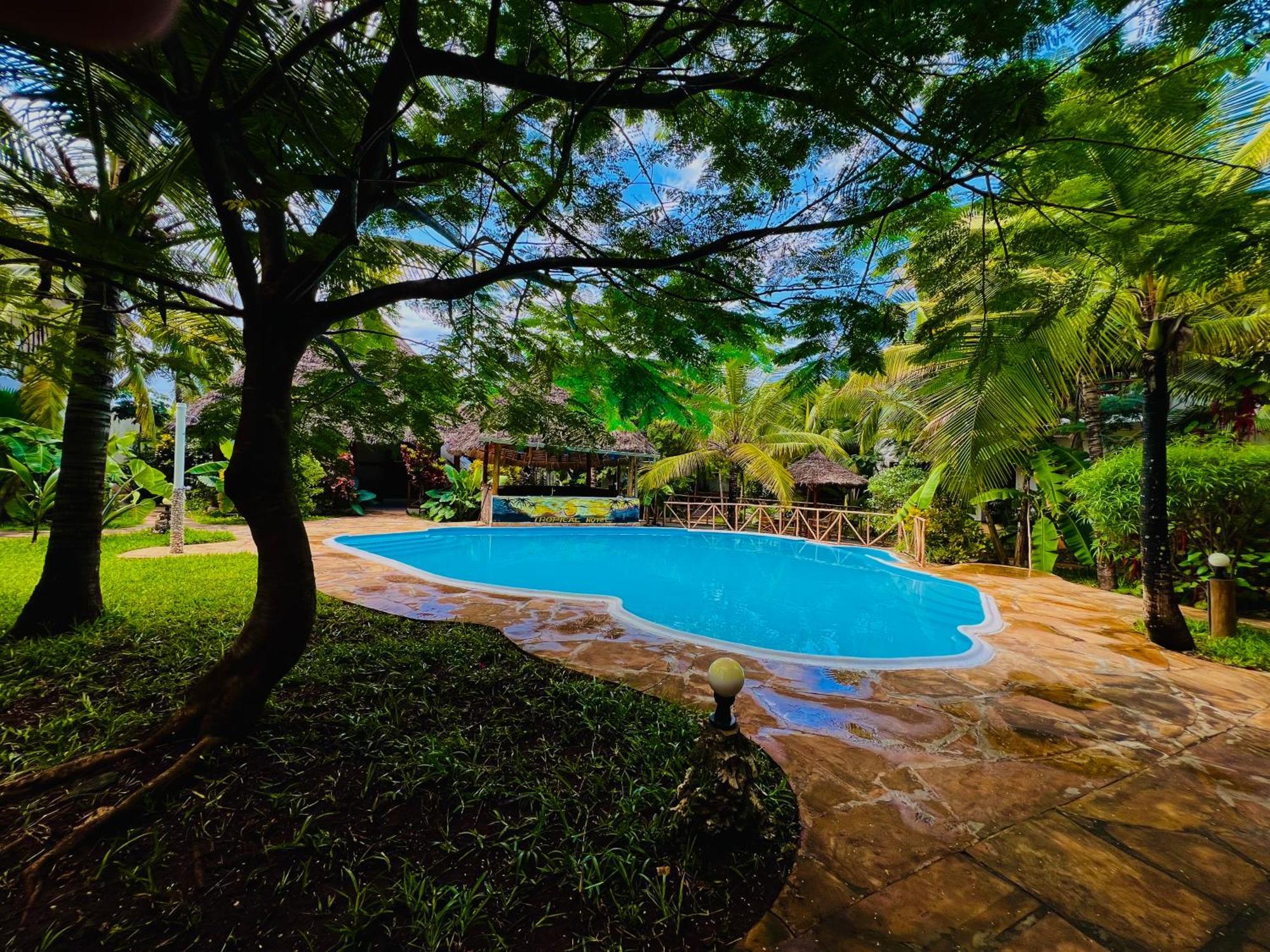 Готель Tropical Нунгві Екстер'єр фото